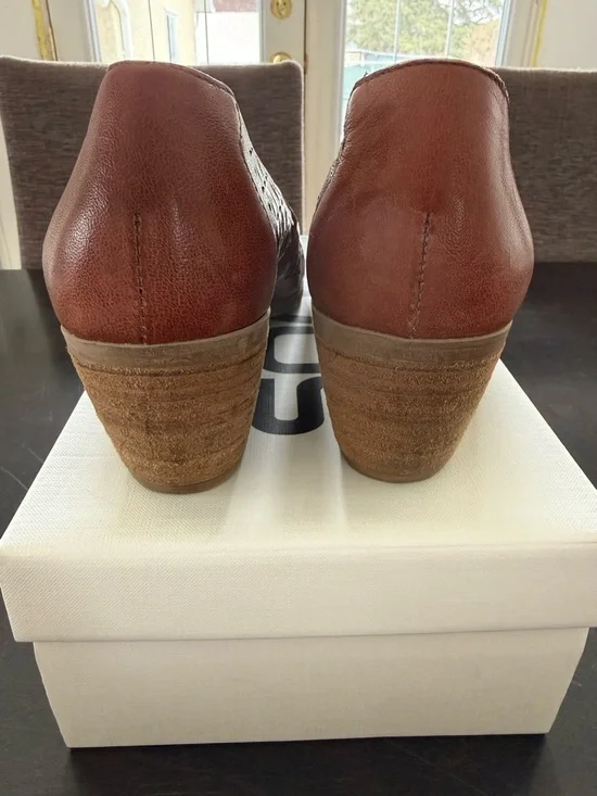 T-Strap Leather Pumps - Picture 4 of 5